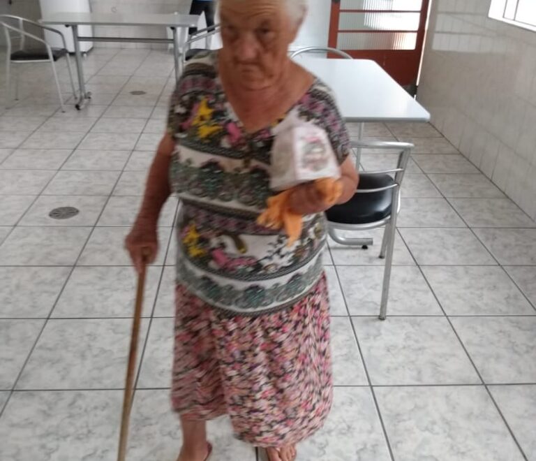 O natal se faz presente mesmo a distância de nossos doadores. Doações de panetones aos idosos.